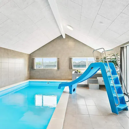 Luxury Retreat With Pool Casa de Férias *
