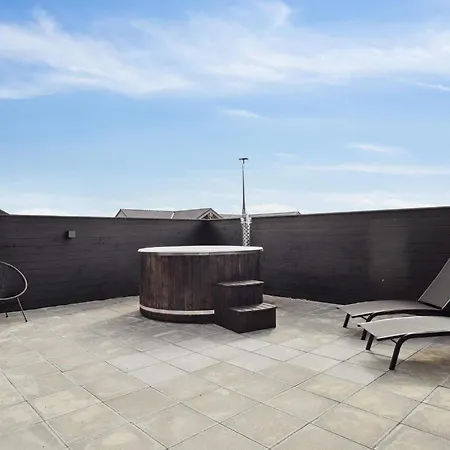 Luxury Retreat With Pool Casa de Férias